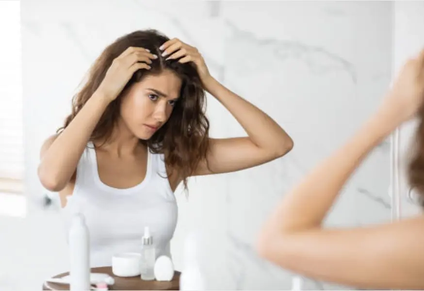 La caspa en mujeres: Descubre las causas, tipos más comunes y tratamientos eficaces